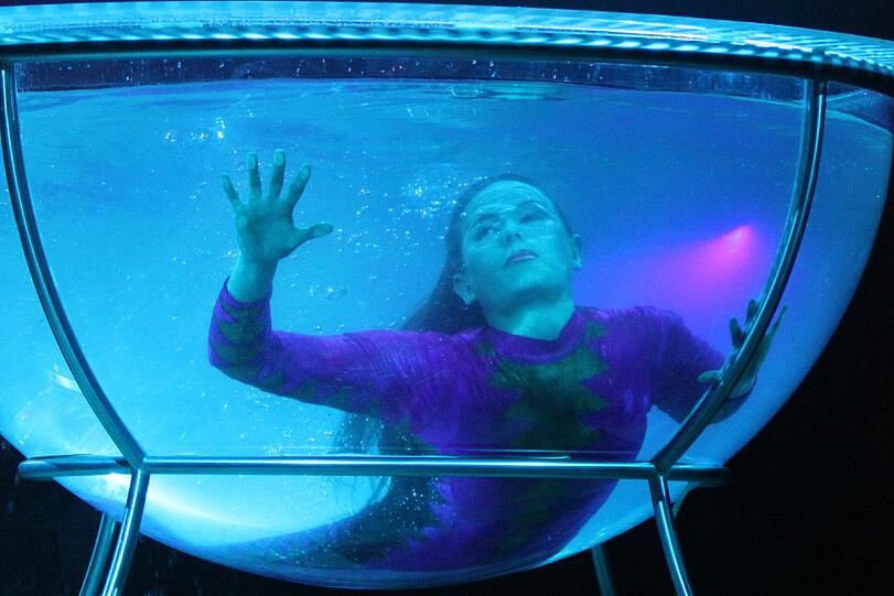 Zirkus unter Wasser: Wetten, dass diese Dame nicht nur sehr lange die Luft anhalten kann?