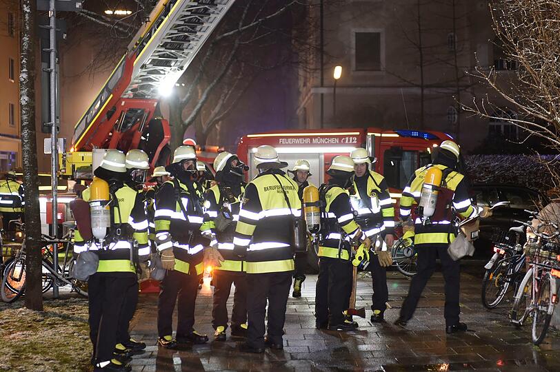 In der Nacht ist in Schwabing in einem Mehrfamilienhaus ein Wohnungsbrand ausgebrochen.