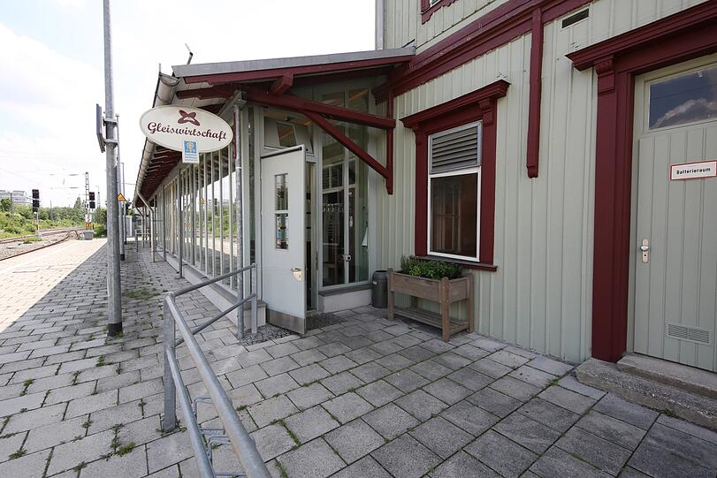 Die Gleiswirtschaft am Bahnhof an der Gleisseite.