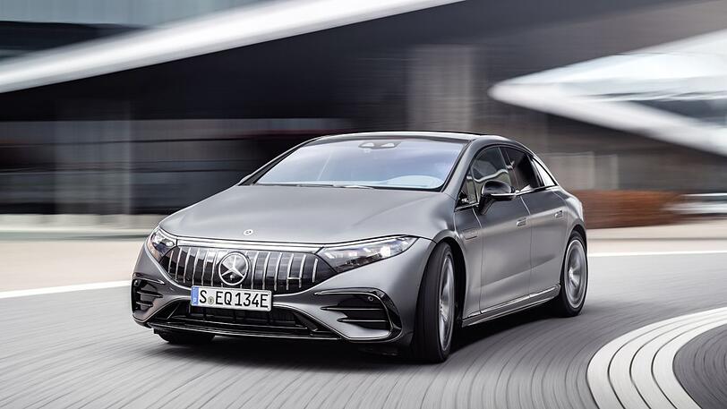 Der Mercedes-AMG EQS 53 4MATIC+ ist dank zweier E-Motoren normalerweise 658 PS und mit optionalem Dynamic Plus-Paket 761 PS stark.