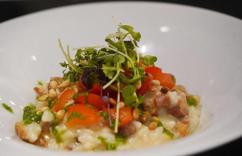 Dritter Gang: Pfifferlingrisotto mit Paprikaragout, Petersilienpesto und Pinienkernen.