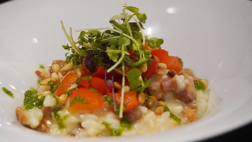 Dritter Gang: Pfifferlingrisotto mit Paprikaragout, Petersilienpesto und Pinienkernen.