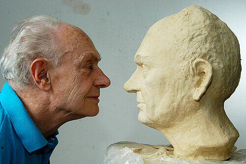 Galt in seiner Heimatstadt Nürnberg längst als lebendes Denkmal: Toni Burghart mit seinem markanten Profil Aug&rsquo; in Aug&rsquo; mit seiner Büste.