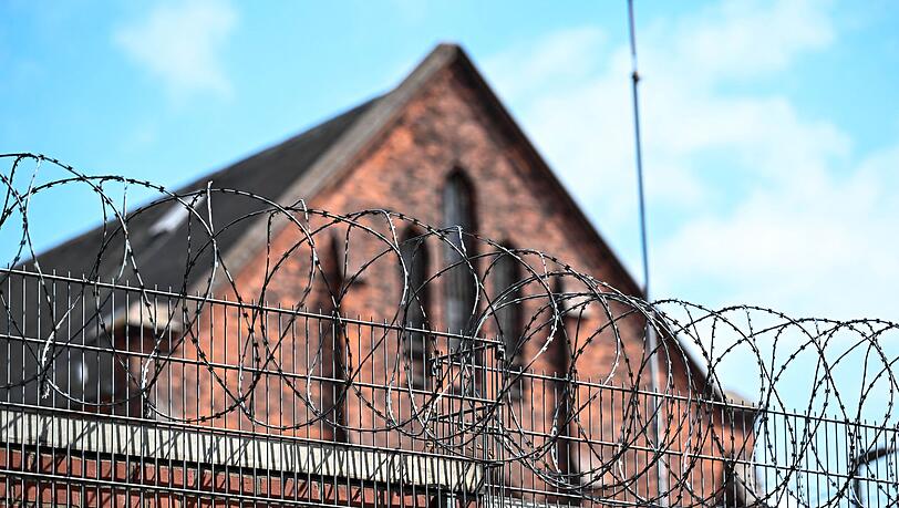 In der JVA Bremen sollen Bedienstete Drogen und Lebensmittel für Inhaftierte geschmuggelt haben. In der JVA Bremen sollen Bedienstete Drogen und Lebensmittel für Inhaftierte geschmuggelt haben.