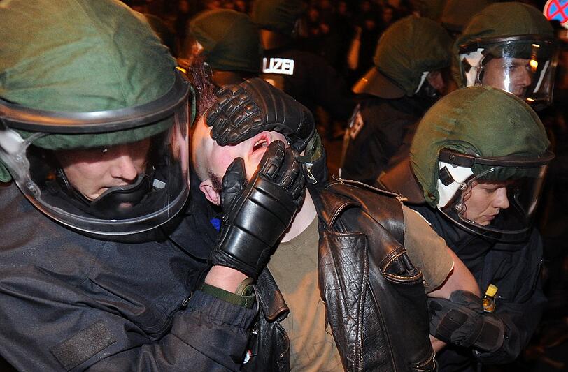 Ein Großaufgebot der Polizei versucht in der Nacht auf den 1. Mai, in der es in jedem Jahr zu gewaltsamen Ausschreitungen kommt, für Ordnung zu sorgen. Die Bilder