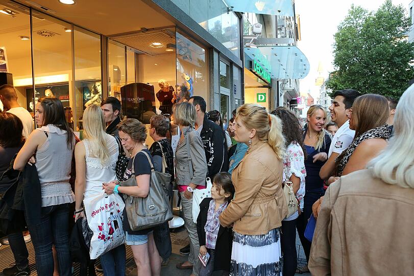Schlangestehen beim Douglas in der Kaufingerstraße. Hier wurde live geschminkt - im Rampenlicht der Schaufenster!