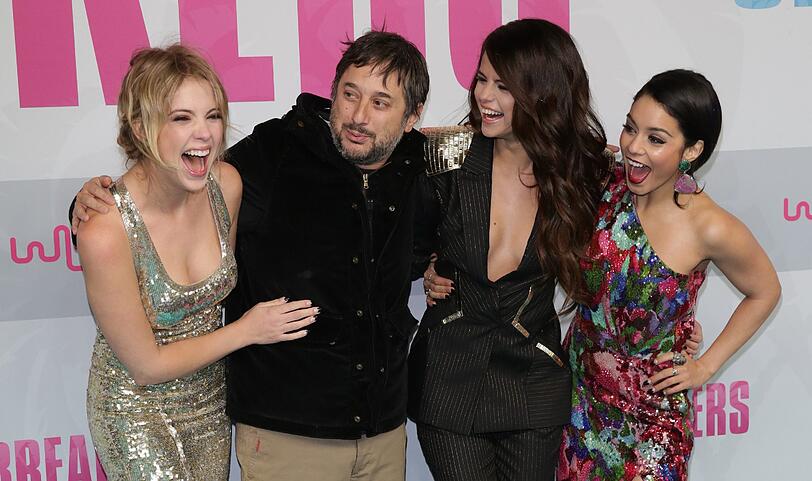 Die Schauspielerinnen Ashley Benson (l-r), Selena Gomez und Vanessa Hudgens und Regisseur Harmony Korine bei der "Spring Breakers"-Premiere in Berlin.