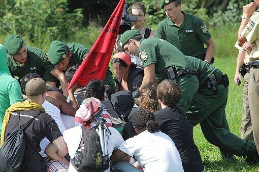 Die Polizisten wollen die Personalien feststellen, um zu erfahren, wer gegen die Residenzpflicht verstößt.
