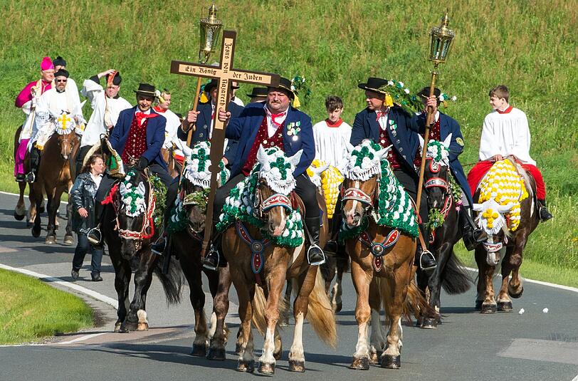 Kötztinger Pfingstritt: An der Prozession an Pfingsten nehmen jedes Jahr etwa 900 Reiter teil. Sie geht zurück auf ein Gelöbnis aus dem Jahr 1412. Damals begleiteten Burschen einen Pfarrer zum Schutz auf ihren Pferden.