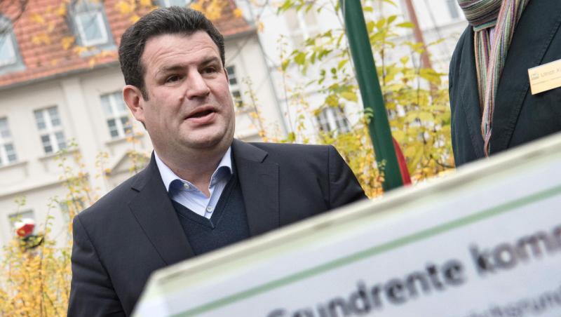 Arbeitsminister Hubertus Heil hat mit Gesundheitsminister Jens Spahn "die letzten noch offenen Fragen" im Gesetzentwurf für die Grundrente geklärt. Arbeitsminister Hubertus Heil hat mit Gesundheitsminister Jens Spahn "die letzten noch offenen Fragen" im Gesetzentwurf für die Grundrente geklärt.