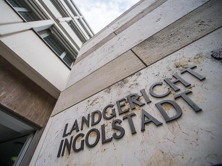 Der Schriftzug "Landgericht Ingolstadt" ist auf der Fassade vom Landgericht angebracht.