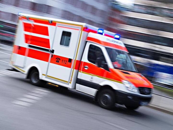Ein Rettungswagen fährt mit Blaulicht. Foto: Nicolas Armer/dpa/Symbolbild