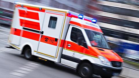 Ein Rettungswagen fährt mit Blaulicht. Foto: Nicolas Armer/dpa/Symbolbild