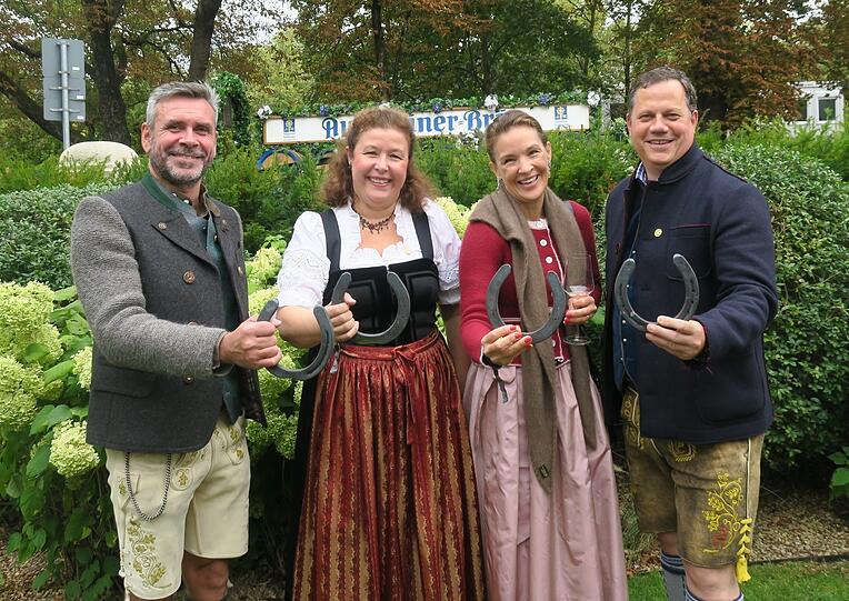 Fertig fürs Hufeisenwerfen: (v.l.) Martin Liebhäuser (EHW-Stiftung), Eva Maria Ziegler, österreichische Generalkonsulin, mit Schwägerin Marianne Thejls-Ziegler und Oliver Kasparek (Hypo-Kulturstiftung).