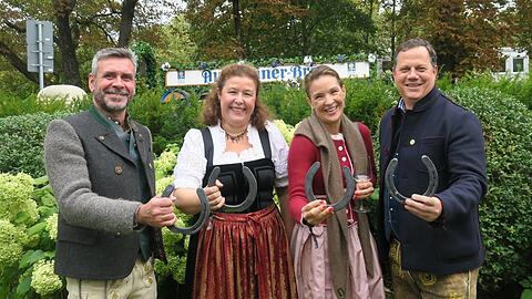 Fertig fürs Hufeisenwerfen: (v.l.) Martin Liebhäuser (EHW-Stiftung), Eva Maria Ziegler, österreichische Generalkonsulin, mit Schwägerin Marianne Thejls-Ziegler und Oliver Kasparek (Hypo-Kulturstiftung).