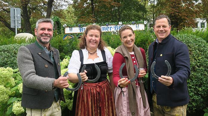 Fertig fürs Hufeisenwerfen: (v.l.) Martin Liebhäuser (EHW-Stiftung), Eva Maria Ziegler, österreichische Generalkonsulin, mit Schwägerin Marianne Thejls-Ziegler und Oliver Kasparek (Hypo-Kulturstiftung).