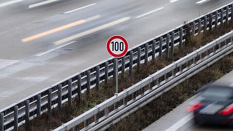 Ein Tempo-100 Schild steht auf einem Mittelstreifen (Symbolbild).