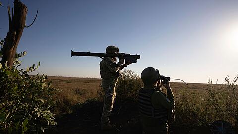Ukrainische Soldaten zielen mit einer Flugabwehrrakete auf die Frontlinie in der Nähe von Klischtschijiwka bei Bachmut.