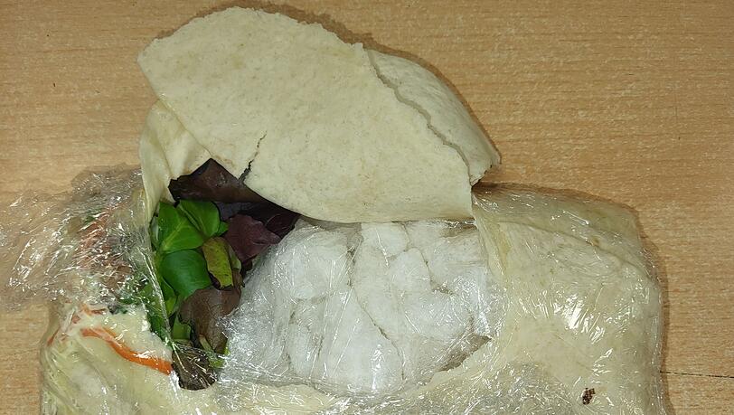 In die Tortilla-Wraps war nicht nur Gemüse eingewickelt, wie die Zollbeamten bei einem Blick ins Innere feststellten.