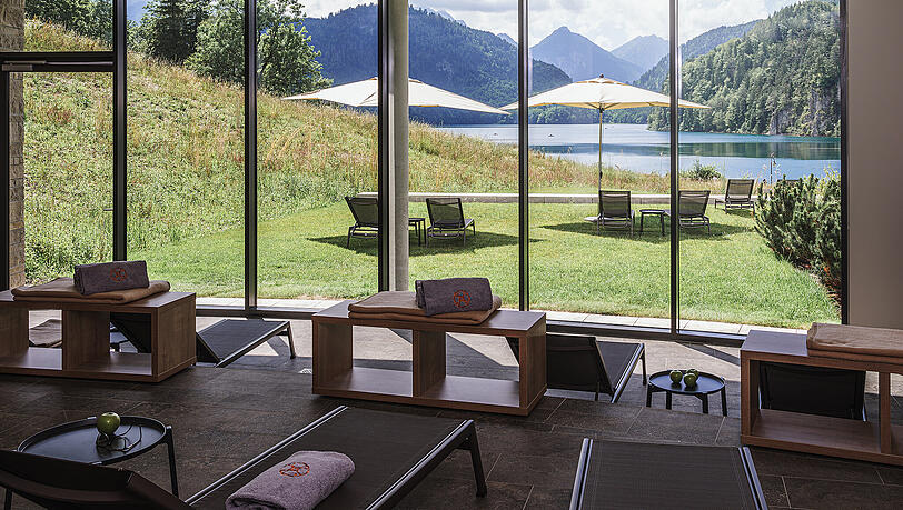 Entspannung pur im "4 elements spa" mit beeindruckendem Seeblick. Entspannung pur im "4 elements spa" mit beeindruckendem Seeblick.