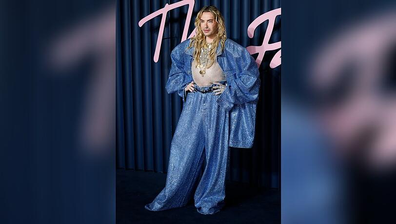 Bill Kaulitz posierte bei den British Fashion Awards 2025 in einem blauen XXL-Anzug von Vetements.