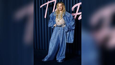 Bill Kaulitz posierte bei den British Fashion Awards 2025 in einem blauen XXL-Anzug von Vetements.