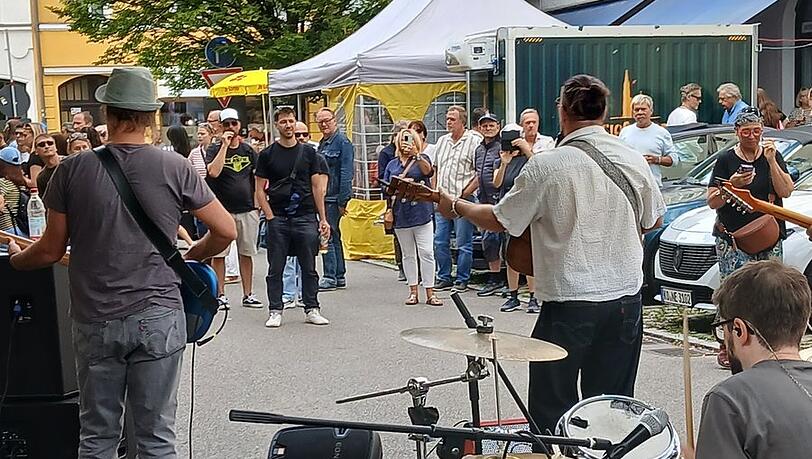 Eine Band spielt auf der Straße - begegnet einem zum Ois Giasing an fast jeder Ecke im Viertel. Eine Band spielt auf der Straße - begegnet einem zum Ois Giasing an fast jeder Ecke im Viertel.