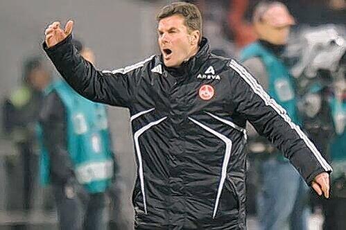 Der Club-Trainer einmal als Lautsprecher: &bdquo;Altherren-Tempo&ldquo; und das Zweikampfverhalten brachten Dieter Hecking in Rage.