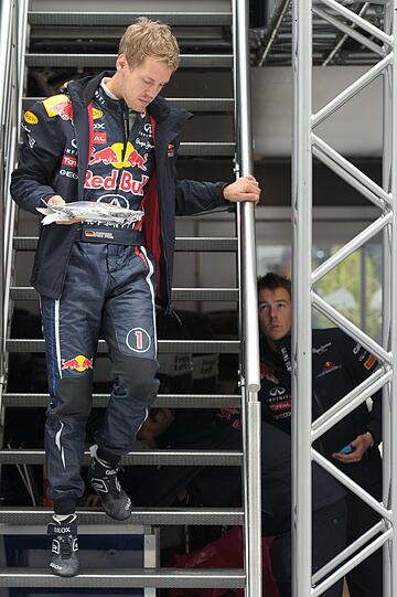 Crash beim Training: Vettel hat seinen Formel-1-Bolide zerschossen. Die Bilder