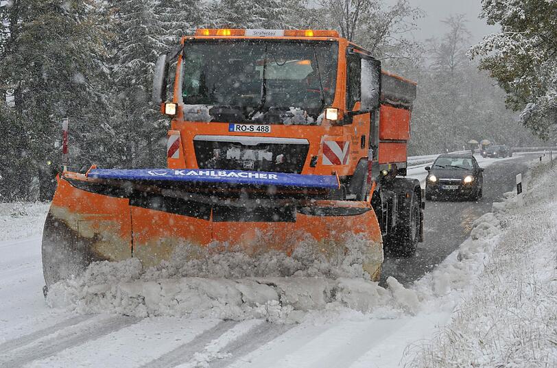 Ein Räumfahrzeug macht am Samstag die Straße von Schliersee nach Spitzingsee vom Schnee frei.