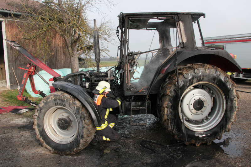 Brand eines Traktors in Etzham bei Heldenstein im LKR Mühldorf - Die Bilder