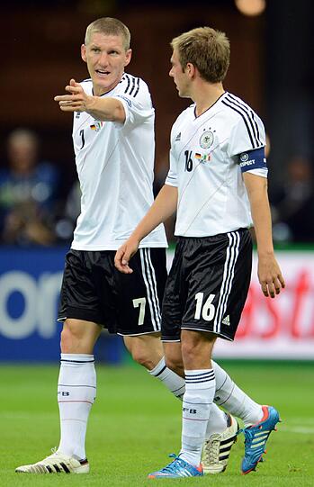 EM 2012: Bitteres Halbfinal-Aus beim 1:2 gegen den ewigen Angstgegner Italien nach zwei Treffern von Mario Balotelli. Die viel diskutierte Aufstellung von Bundestrainer Joachim Löw konnten auch Mannschaftskapitän Philipp Lahm und sein Stellvertreter Schweinsteiger nicht mehr verhindern.
