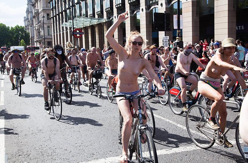 Hüllenlos und bunt bemalt - so war die nackte Radl-Parade durch die Londoner City.