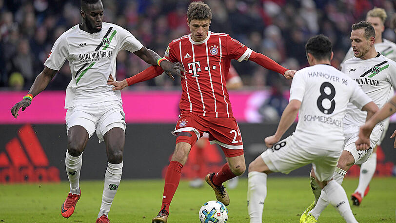 THOMAS MÜLLER - NOTE 2. Nach seinem Muskelfaserriss und fast sechs Wochen Pause gleich zurück in der Startelf. Vergab in der 13. Minute seine erste Chance. Bereitete das 1:0 und Lewandowskis nicht anerkannten Treffer von rechts vor. Hatte das 2:0 auf dem Fuß (32.) und schoss links vorbei. Traf per Kopf die Latte (45.). Lieferte die Flanke beim 2:1.