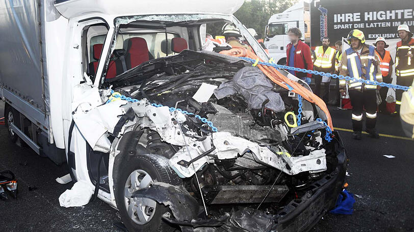 Der Lkw hat einen Totalschaden, der Fahrer wurde schwer verletzt. Die Bilder von der Unfallstelle auf der A99.