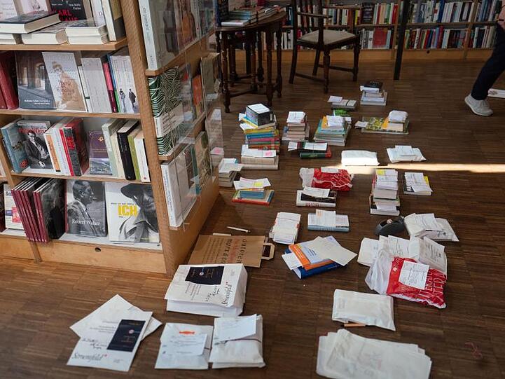 Buchbestellungen - zur Auslieferung bereit.