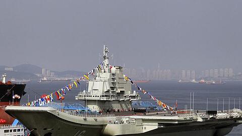 Der chinesische Flugzeugträger "Liaoning" liegt am Kai in der chinesischen Hafenstadt Dalian. China produziert mehr Rüstungsgüter als jedes andere Land der Erde außer den USA - zu dieser Einschätzung kommt das Stockholmer Friedensforschungsinstitut Sipri.