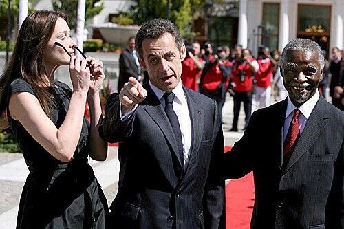 Präsidenten-Gattin Bruni, Sarkozy und Südafrikas Regierungschef Mbeki: Frankreich will neue Afrika Politik  verhandeln.