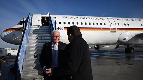Bundespräsident Frank-Walter Steinmeier wird in München am Flughafen von Günter Graml, Protokollreferent in der Bayerische Staatskanzlei empfangen.