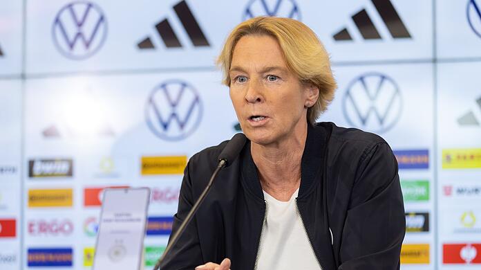 Bundestrainerin Martina Voss-Tecklenburg spricht.