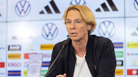 Bundestrainerin Martina Voss-Tecklenburg spricht.
