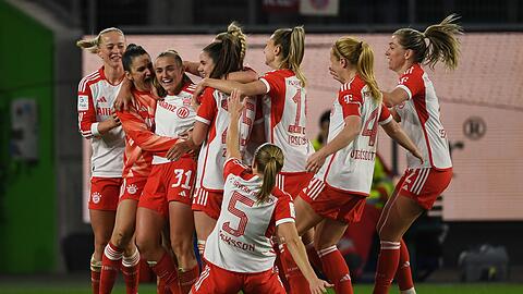 Münchens Georgia Marie Stanway (3.v.l) jubelt mit den Teamkolleginnen nach ihrem Tor zum 0:4.