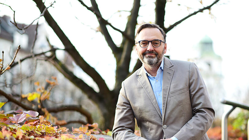 Anton Biebl, Stadtdirektor am Kulturreferat der Landeshauptstadt München und ständiger Vertreter des Kulturreferenten, aufgenommen vor dem Kulturzentrum Gasteig.