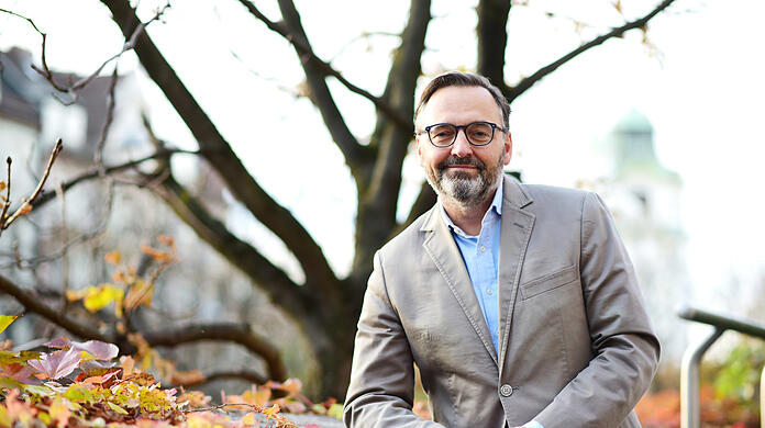 Anton Biebl, Stadtdirektor am Kulturreferat der Landeshauptstadt München und ständiger Vertreter des Kulturreferenten, aufgenommen vor dem Kulturzentrum Gasteig.