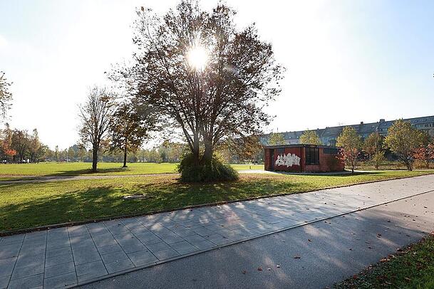 Das alte, rote Backsteinhäusl am Luise-Kiesselbach-Platz ist von einer riesigen Wiese umgeben. Ideal, um ein Freiluft-Café draus zu machen. Bis zum Frühjahr soll es fertig umgebaut sein, samt Toilettenanbau und einer Dachterrasse. Das alte, rote Backsteinhäusl am Luise-Kiesselbach-Platz ist von einer riesigen Wiese umgeben. Ideal, um ein Freiluft-Café draus zu machen. Bis zum Frühjahr soll es fertig umgebaut sein, samt Toilettenanbau und einer Dachterrasse.