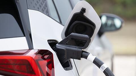 Stromer sind in der Regel teurer in der Anschaffung als Verbrenner - doch der Abstand schrumpft. (Archivbild)