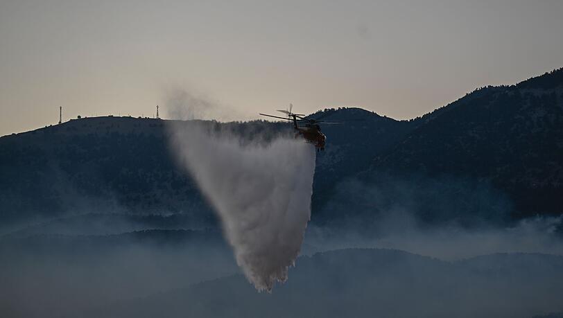 In Griechenland sind bislang fünf Feuerwehrleute bei den Bränden ums Leben gekommen. In Griechenland sind bislang fünf Feuerwehrleute bei den Bränden ums Leben gekommen.