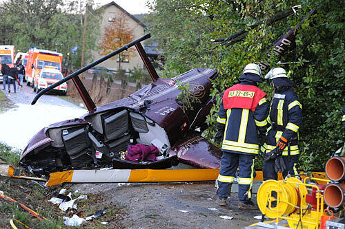 Nach Angaben der Polizei wollte der Pilot am Abend auf einem Weg bei Altenbeken landen. Die Sängerin sei zum „Ballermann Award 2010“ in einer Disco in der Nähe unterwegs gewesen.
