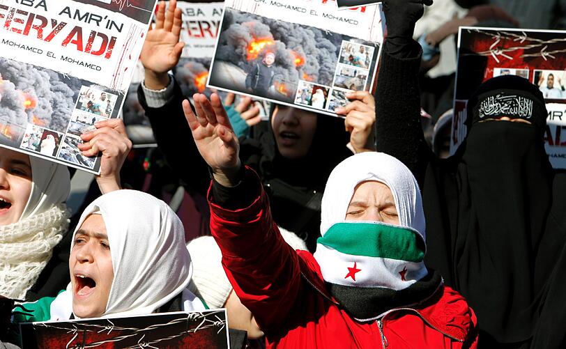 Nach Angaben von Regimegegnern hat die syrische Armee am
Donnerstag das seit Wochen belagerte Viertel Baba Amro erstürmt. Die
Oppositionskräfte sollen sich vorher zurückgezogen haben.