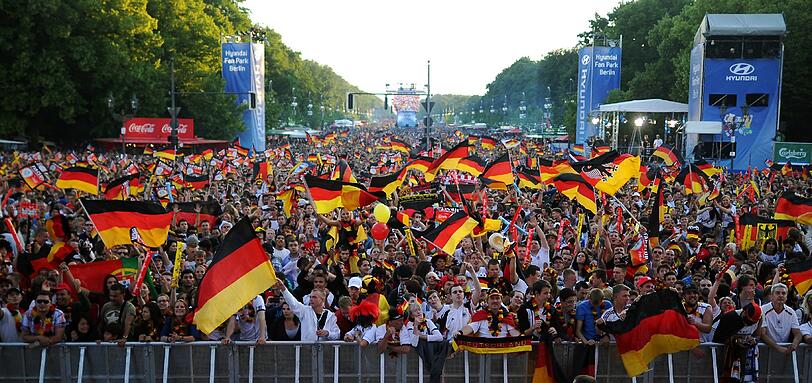 Für ihre Mannschaft geben Fußball-Fans alles - sehen Sie hier die besten Bilder von den Fan-Meilen und aus den Stadien bei der EURO 2012 in Polen und der Ukraine.